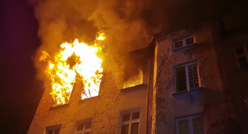 Dramat przy ul. Harcerskiej w Kaliszu. W nocy doszczętnie spłonęło mieszkanie, jedna osoba w szpitalu