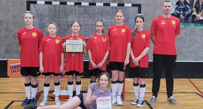 Szkoła Podstawowa w Zakrzynie tuż za podium w unihokeju