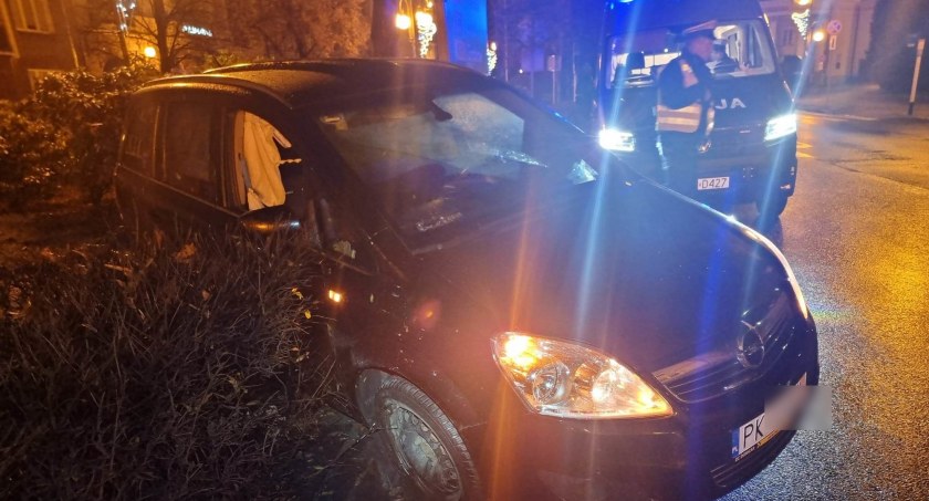 Rozbite auto porzucone na al. Wolności. Kierowca zgłosił się na policję następnego dnia