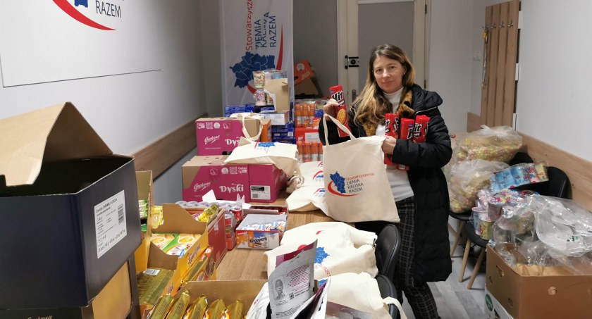 200 świątecznych paczek – akcja Stowarzyszenia Ziemia Kaliska Razem