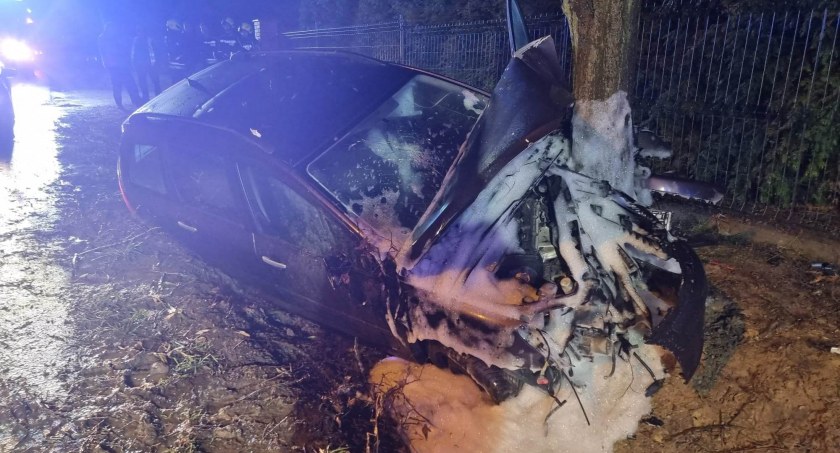 Murowaniec: samochód wypadł z drogi i uderzył w drzewo