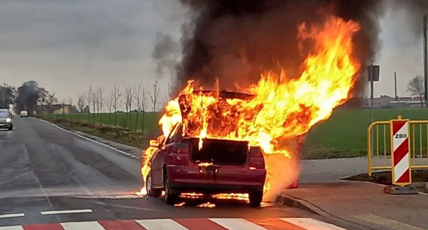 Samochód zapalił się w trakcie jazdy