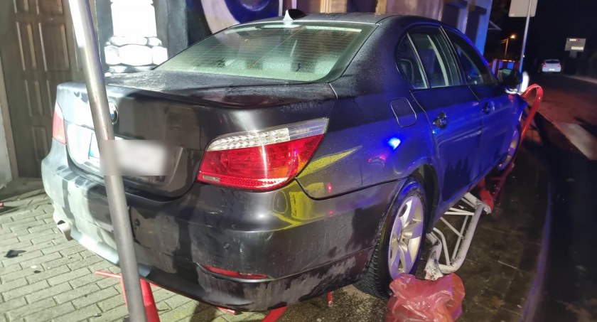 Staranował bariery ochronne tuż przy przejściu dla pieszych. Kierowca BMW kompletnie pijany