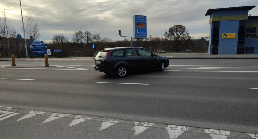 Kolizja na ul. Łódzkiej w Kaliszu. Sprawczyni porzuciła auto na środku jezdni i oddaliła się z miejsca zdarzenia