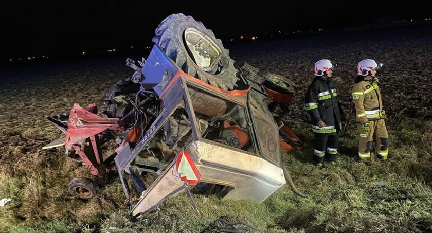 Witoldów: zderzenie osobówki z ciągnikiem rolniczym. Dwie osoby w szpitalu
