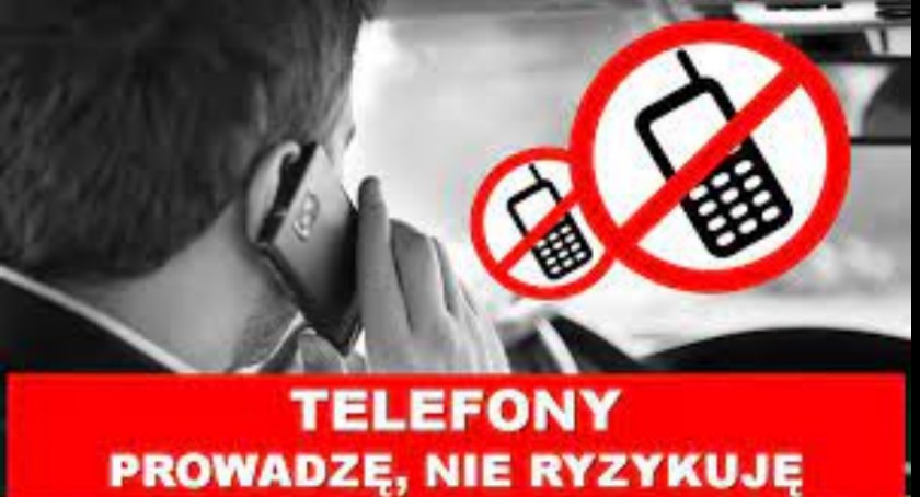 Rozmowa przez telefon stojąc przed czerwonym światłem – to 500 złotowy  zł mandat i 12 punktów karnych