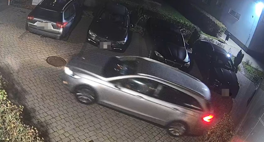 Uszkodzenie samochodu przed jedną z kaliskich restauracji. Policja prosi o pomoc w ustaleniu sprawcy