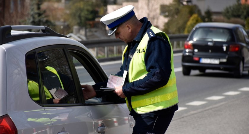 Pomimo cofniętych uprawnień i dwóch sądowych zakazów wsiadł za kierownicę. 46-latka zatrzymali kaliscy policjanci