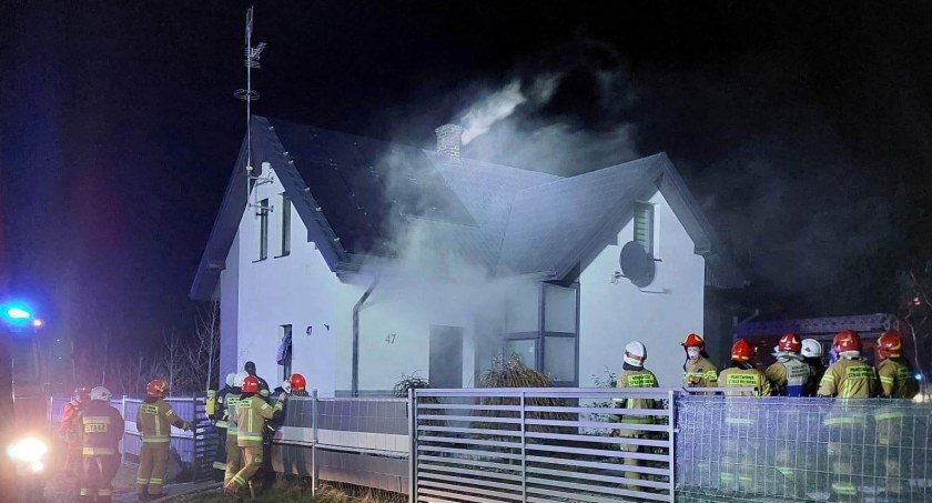 Pożar domu jednorodzinnego w Dzierzbinie. Dwie osoby uwięzione na balkonie