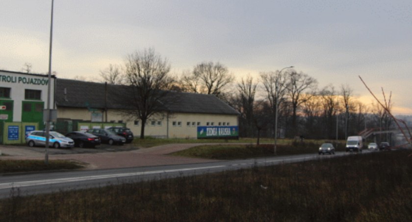 Policjant może namierzać kierowców z za krzaka – ale niech sam nie stwarza zagrożenia