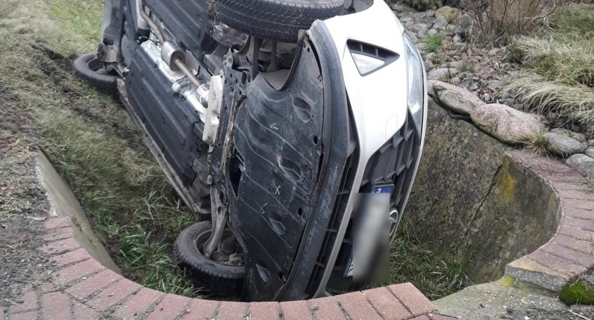Zderzenie w trakcie wyprzedzania. Oba pojazdy wylądowały w rowie