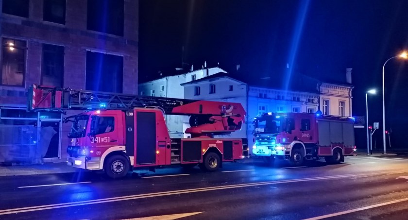 Pożar w kamienicy przy ul. Harcerskiej. Ktoś podłożył ogień na strychu