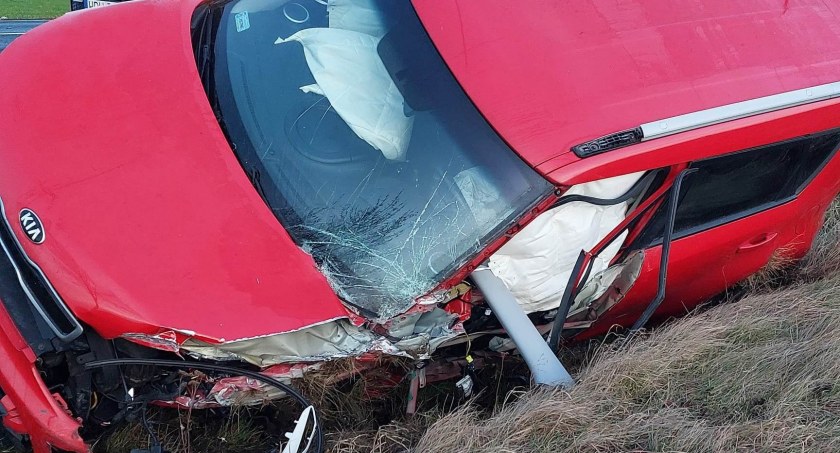 Groźna kolizja na DK25 w Piątku Małym. Auto osobowe zderzyło się z ciężarówką