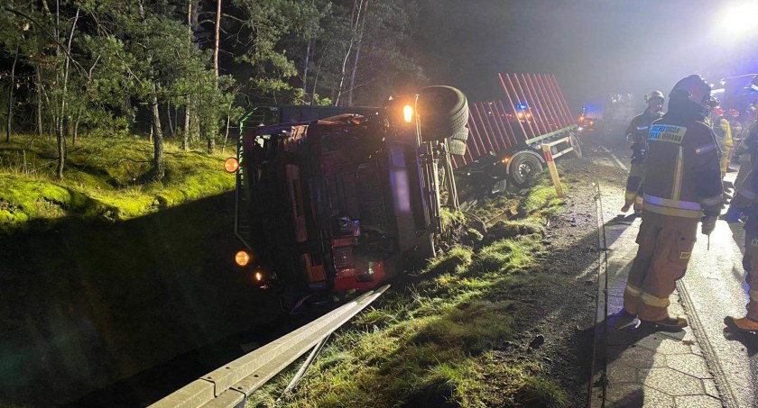 Ślisko na drogach i szereg kolizji. Od wtorkowego poranka służby w akcji