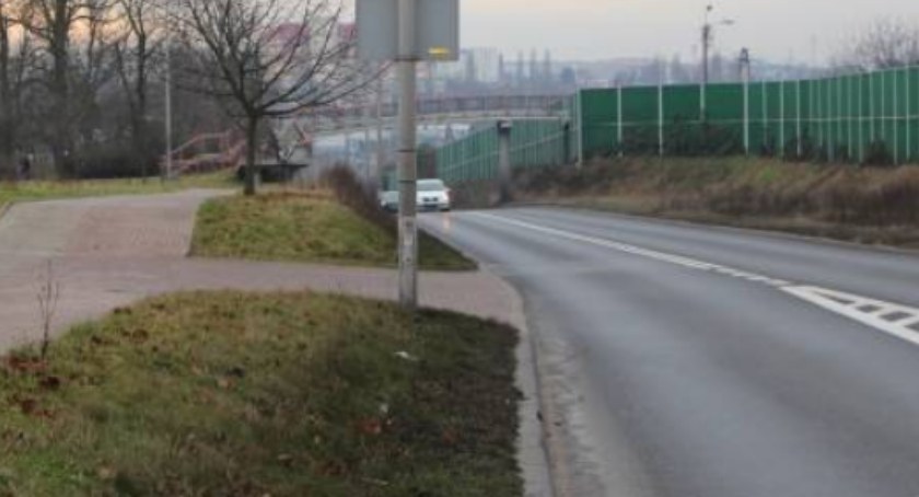 Ulicą  Piłsudskiego jedziemy  50 a nie 70 km/godz.