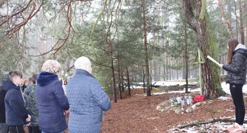 Młodzież szkoły w Blizanowie przy grobie powstańca – uczcili 160. rocznicę wybuchu Powstania Styczniowego