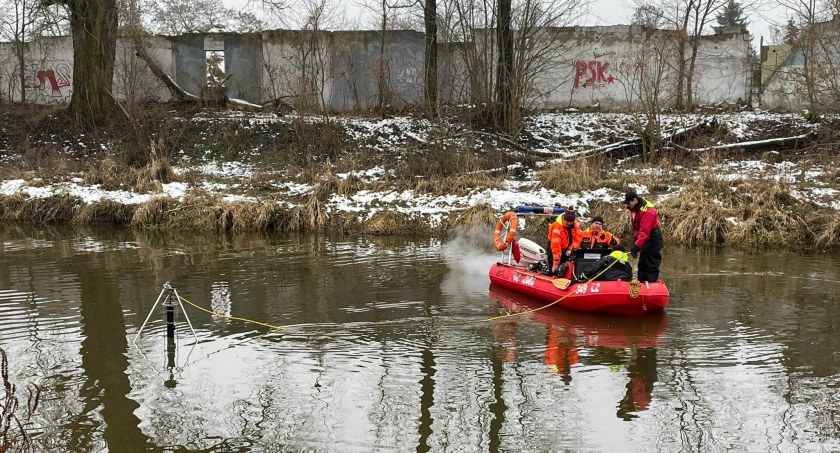 Wznowiono poszukiwania zaginionego kaliszanina. Strażacy z sonarem przeczesywali Prosnę