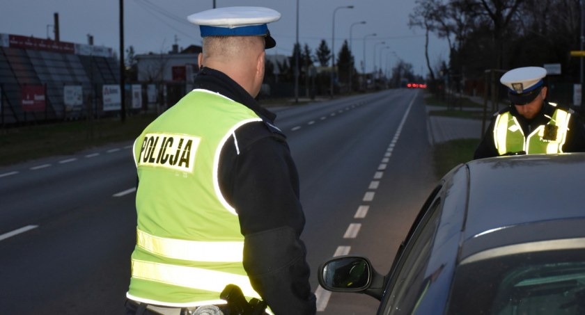 Za szybko i bez prawa jazdy. 22-letni pirat drogowy ma poważne kłopoty