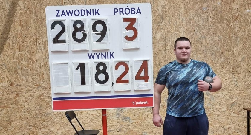 Piotr Goździewicz buduje formę w Kaliszu