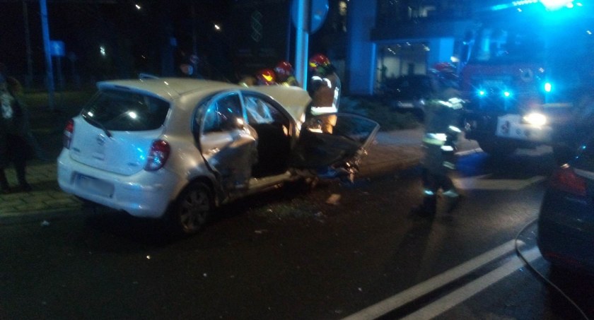 Wymusiła pierwszeństwo przejazdu. Jedna osoba zakleszczona w aucie