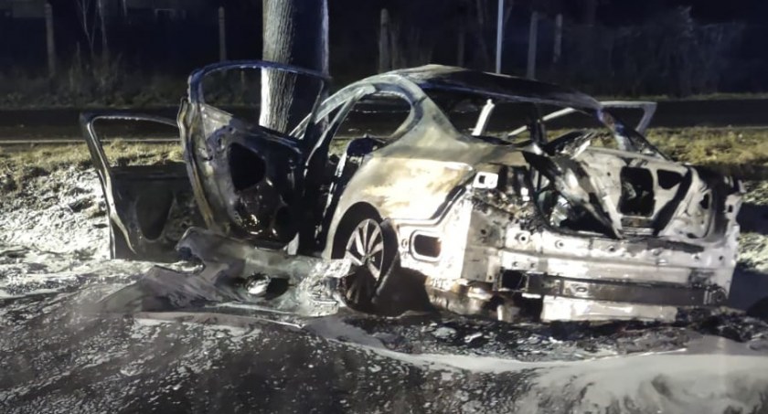 Tragedia w Opatówku. Auto po wypadku stanęło w płomieniach, nie żyje 18-latek