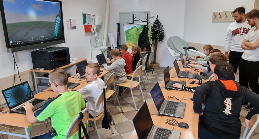 Programowanie w świecie retro gier dla dzieci i młodzieży! Startują bezpłatne warsztaty “Koduj z Gigantami - Retroprogramowanie”.