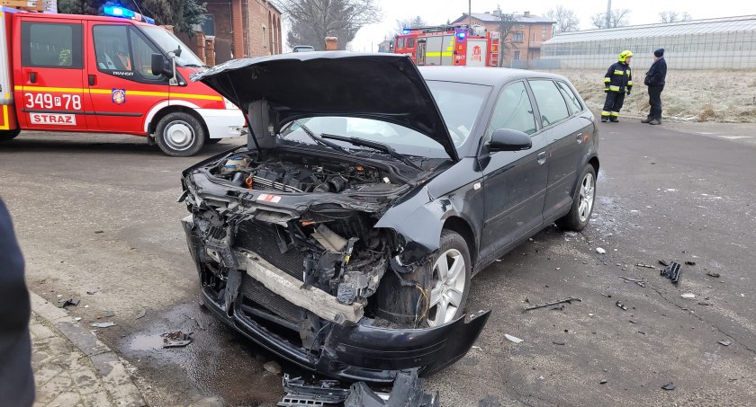 Zderzenie na skrzyżowaniu w Borowie. Jedna osoba trafiła do szpitala