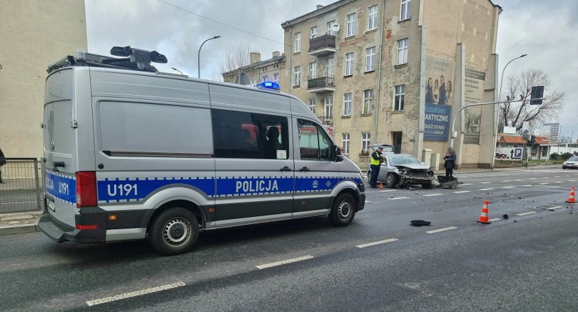 Wjechał na skrzyżowanie na czerwonym świetle
