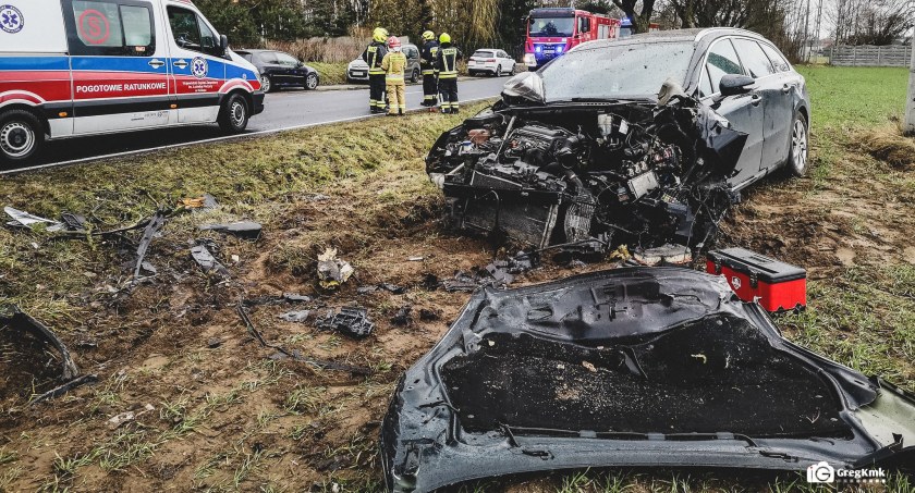 Gmina Koźminek: 20-letni kierowca peugeota roztrzaskał się na drzewie