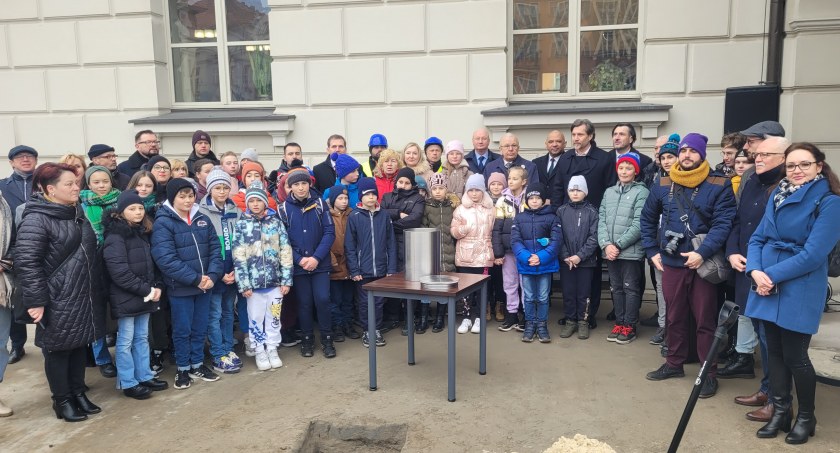 Kapsuła czasu zakopana przed ratuszem 