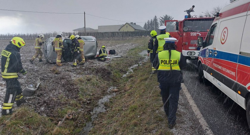 Dachowanie w Pietrzykowie. Kierująca w szpitalu