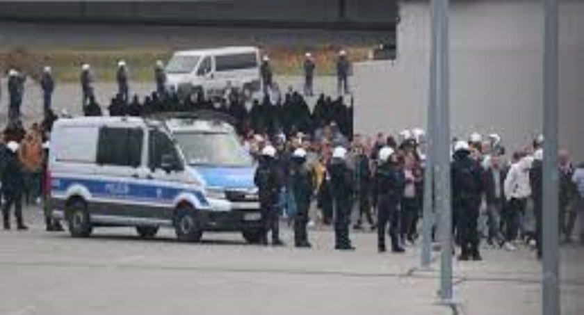 Pseudokibice szykowali się na „ustawkę” w Kaliszu. Zadymie zapobiegli policjanci