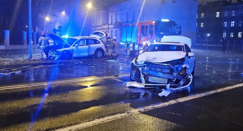 Wypadek na skrzyżowaniu Złotej i Długosza. Jedna osoba trafiła do szpitala