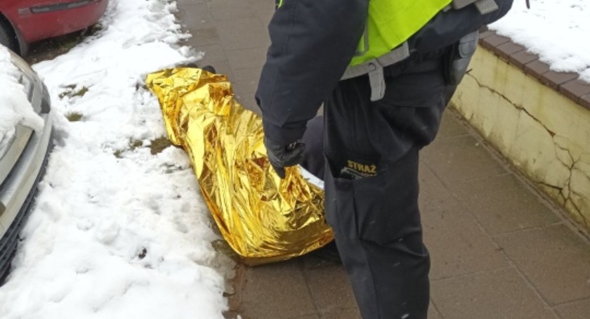 Strażnicy miejscy pomogli mężczyźnie, który leżał na chodniku. Miał problemy ze zdrowiem