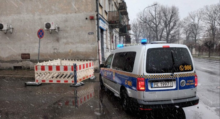 Zapadła się jezdnia i częśc chodnika na ul. Podgórze