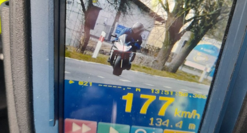 Motocyklista poczuł wiosnę. W obszarze zabudowanym miał na liczniku 177 km/h!