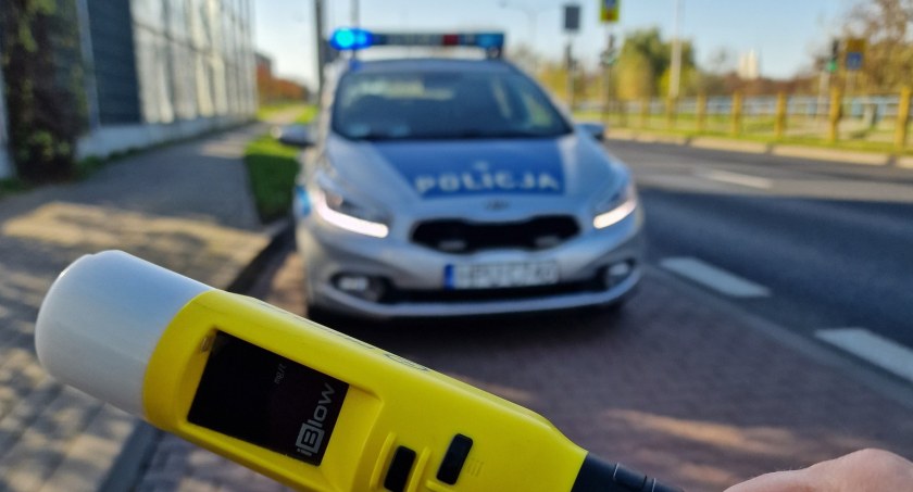 Kompletnie pijana wsiadła za kierownicę i dwukrotnie uderzyła w to samo auto