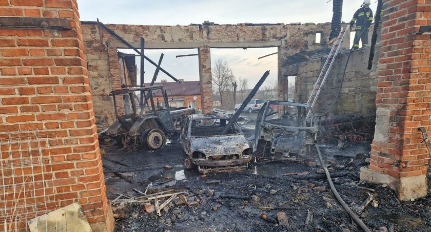 Pożar w Jastrzębnikach. Spłonęła stodoła, dwa auta i maszyny rolnicze