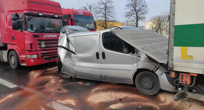 Zderzenie dwóch ciężarówek i busa przed przejściem dla pieszych. Na pasach kobieta z dzieckiem