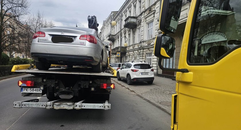 Zablokowała wjazd do bramy, jej auto odholowano