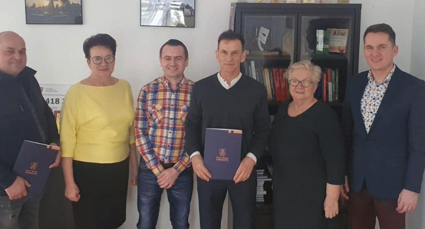 Włodarze Stawiszyna dostali pieniądze na remont dróg gminnych