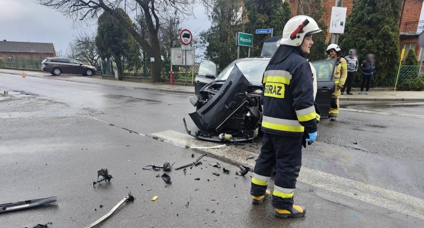 Zderzenie na skrzyżowaniu. Jedno z aut dachowało
