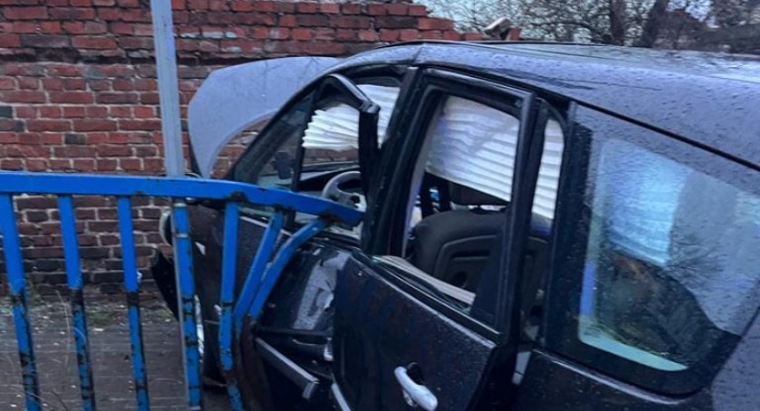 Staranował barierki i uderzył w mur. Pijany kierowca roztrzaskał się na Lipowej tuż przy przejściu dla pieszych