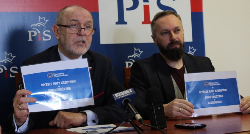 PiS odpowiada na banerową akcję PO