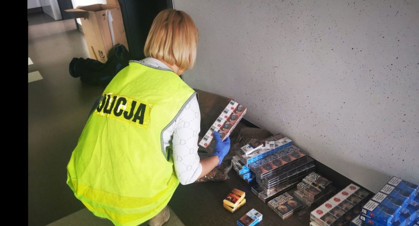Nielegalny tytoń i papierosy trzymał w sklepie i garażu. Zatrzymany 27-latek z powiatu kaliskiego