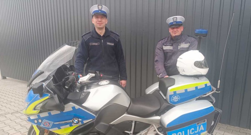 Policjanci eskortowali do szpitala samochód, w którym jechali rodzice z rannym dzieckiem