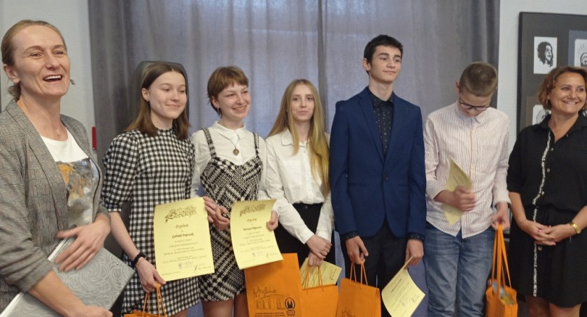 Rekordowa liczba uczestników XVII Powiatowego Konkursu Recytatorskiego – Opatówek 2023