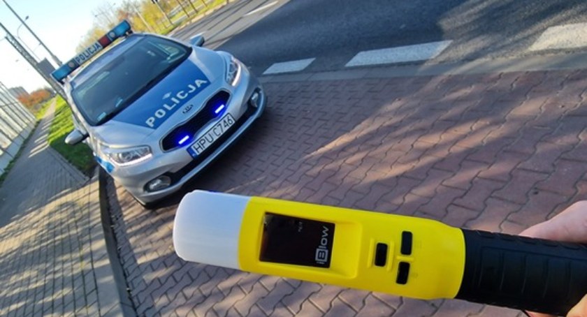 Kolizja w Kokaninie. Pijany kierowca uderzył w radiowóz policji