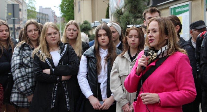 Uliczna wystawa o kaliskiej „Handlówce”- inauguracja obchodów 150-lecia szkoły