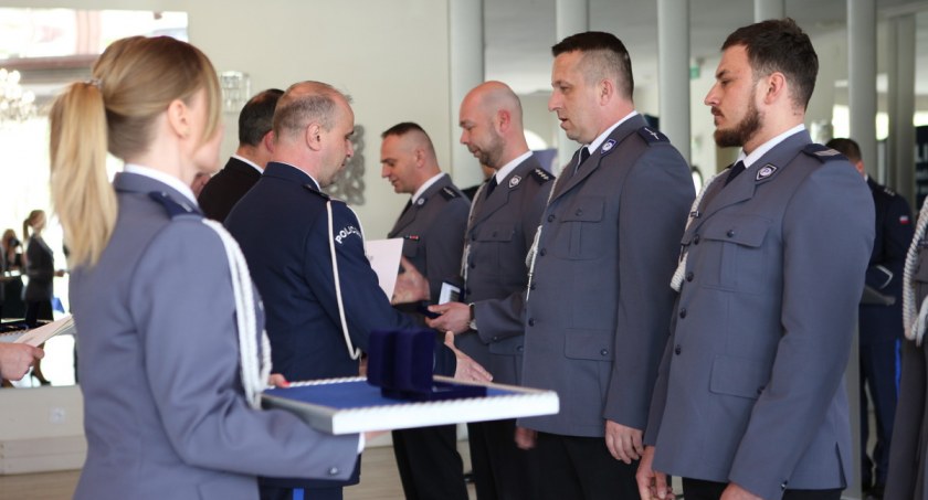 Uratowali ludzkie życie, niektórzy po raz kolejny. „Kryształowe Gwiazdy” dla kaliskich policjantów